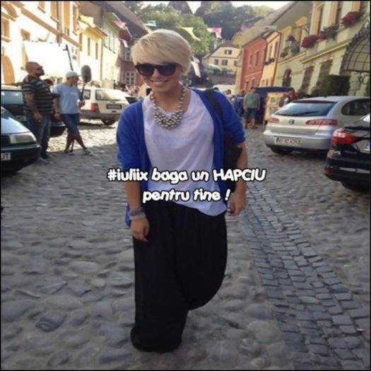 - ești un pisic rău , daaaa =)))))). #își desface sutienul și îl pupăăăăăă =).