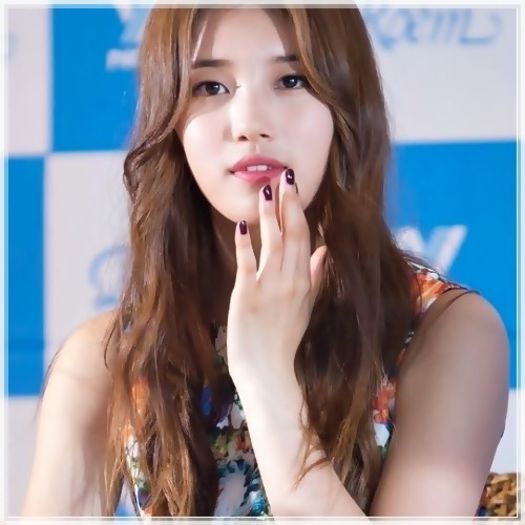 (*) .. :-L ..Bine, ce cauti aici? :-w ..[se uita la bagaje] ..Nu sunt ale tale, nu? :D