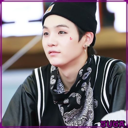 ✖ [se uita in jur] Tobelee..va rog. :D [isi pune mana la gura,ceva gen microfon;isi drege glasul].