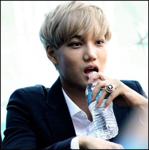(Kai) ..Nu stiu hyung. ^^ [bea]