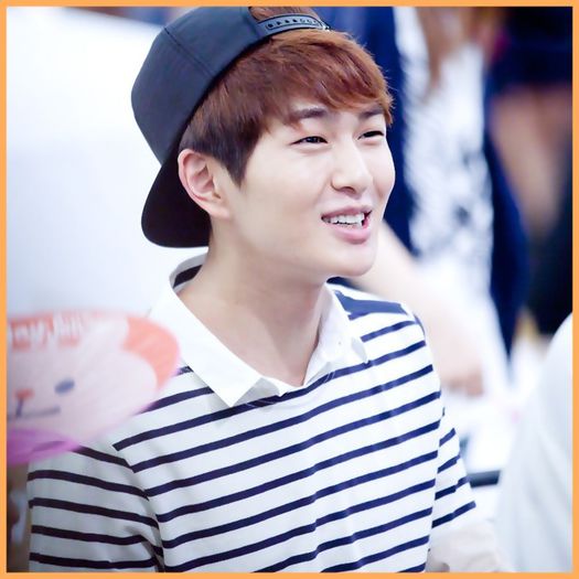 _ Daa..sii nu uita..nu vii cu barca..aici..cii acolo. ^^ .aratand spre un loc la o masa pt 2 pers.