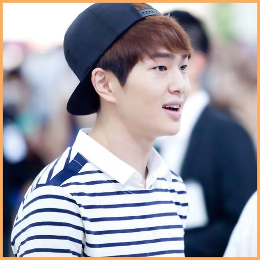 _ Daa,stiu. :P .ia lumanarile;merge la masa;le pune acolo;se intoarce;se pune jos.