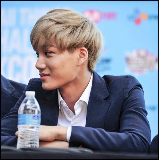 (Kai) ..Heei. :) E frumoasa macar pasarica asta? ;;) .. :)) :-s