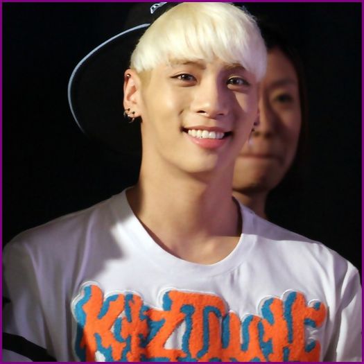 - {se uita la Hya;apoi la Onew} :| :))=)).