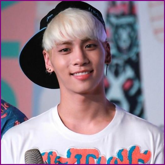 - {vine cu..multi(-.-);le pune un tort pe masa} Happy anniversaryy. :X.