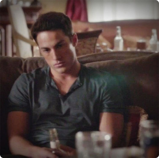 •●• -|intra`n casa si se tranteste pe kanapea|-