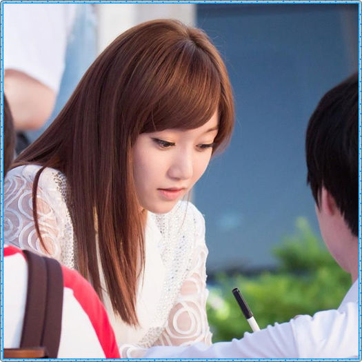 ~9~ ..Daca ma gandesc mai bine..il sun pe MinWoo sa vina sa ma ia..-_-