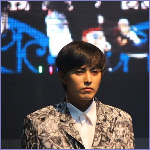 <.> Neata KwangHee..-_-..:)) Ti-a raspuns? :-?