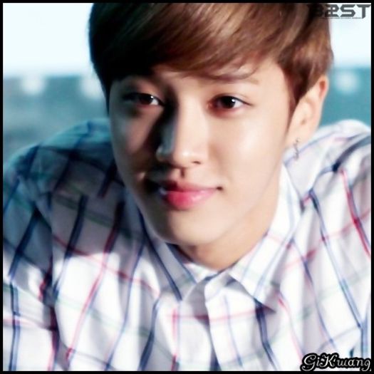 [KK] ..[pune bagajele langa canapea] ..E doar gelos.. :"> ..:))