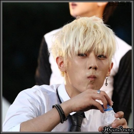 [(:] ..[se intoarce band suc] ..Ati terminat? -_- ..Ma pot razgandi.. Kikwangie poate pleca imediat.
