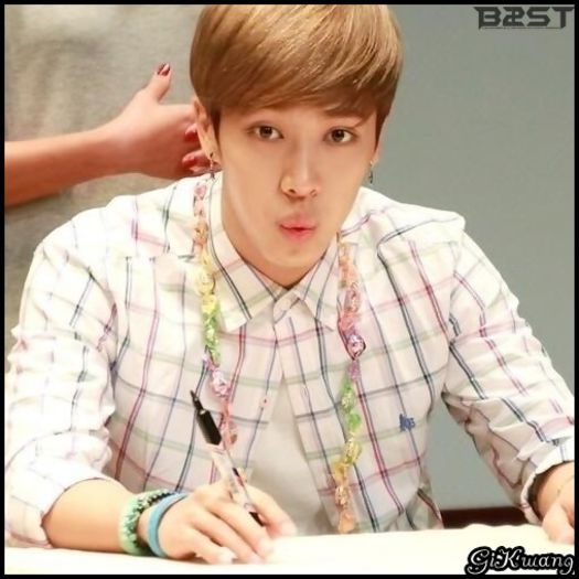 [KK] ..Hey Aille.. [catre ea] ..e doar modest.. se preface. :d :)) ..Hey Jo`. :) - ix __ Episodul 018 __ xi