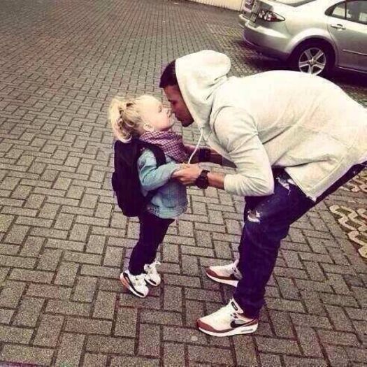 Josh si Baby Lux <3; Aww sunt asa draguti &lt;3
