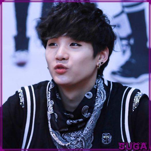 ✖ :3 :)) [se pune jos,in fata lui Hye :))] Euu..mmm..un pachet de biscuiti. :).