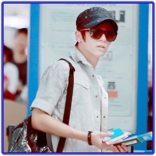 |~| ...Un suc So. :) ..Sau.. [se ridica] ..Vin cu tine..:-? ..Jo, vrei ceva? :-? ..