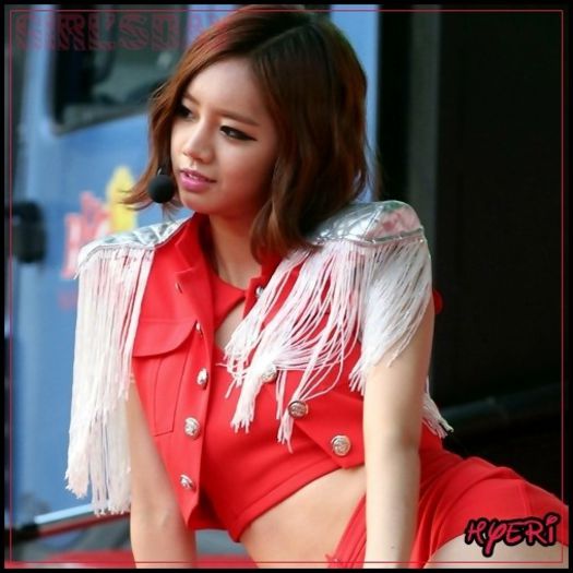 @. ..[se aseaza pe iarba] ..Jo, tu nu vrei nimic? ..[mananca] ..:-?