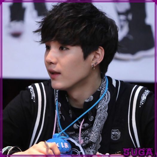 ✖ :) [merge in spatele lui Hye;o ciufuleste;fuge langa Jo] :D :)) [ia un biscuite;mananca].