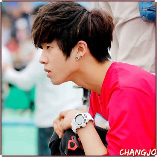 *- Si cee? ;;) Arat mai bine ca tine,hyung. ;;) [isi inchide ochisorii].