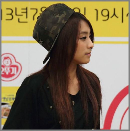 [:)] ..[intra] Hyee. :o3 Te-ai intooors. >:D< ..[merge la ea si o imbratiseaza]