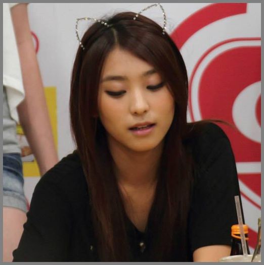 [:)] ..Welcome back. :) ..[se ridica;se duce la Dasom;se uita la cutii] Dar nu sunt astea. :| ..