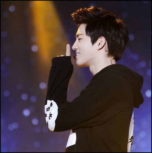 ($) ..[intra uitandu`se peste niste dosare] Kai..:D.. Kai. :| ..