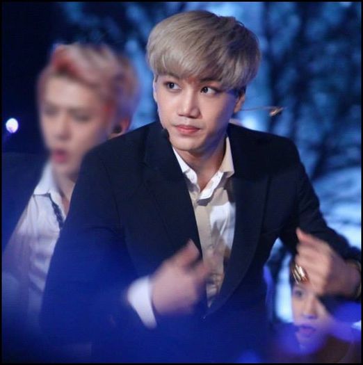 (Kai) ..Hyung? :| ..[se ridica repede;o lasa pe Tia pe fotoliu] Nu e ceea ce pare. -.- :-s