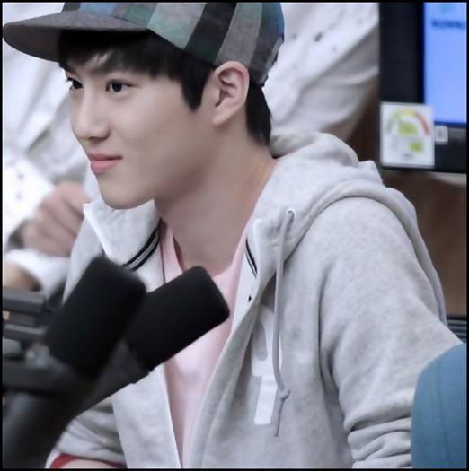 ($) ..Noapte buna J. :) Pe bune, nu stii? :| #smirk.
