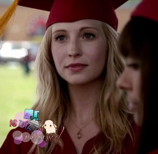 ┊мяs.sнεℓℓεү» (se duce în sufragerie, se aşează pe canapea şi mănâncă.) - Episode - 09