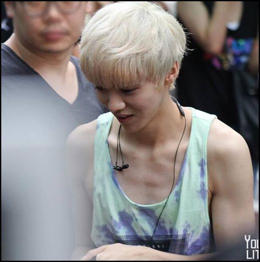 (LH) ..[se duce la Chen;ii spune la ureche] E o gluma de a ta? :))