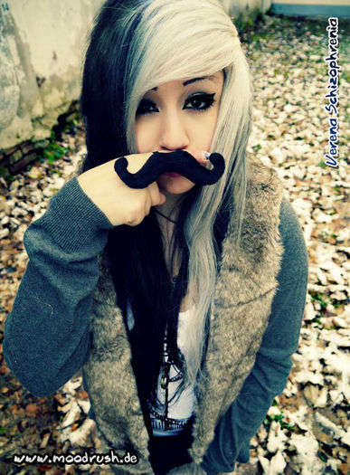 verena_schizophrenia_moustache_scene_girl_shop_lila_blau_black_schwarz_hair_haare