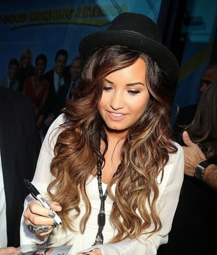 demi-lovato-long-and-ombre-hair-color-for-2013-01