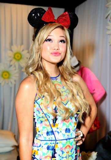 olivia_holt_disney_music_awards_ZBoa3Jag.sized