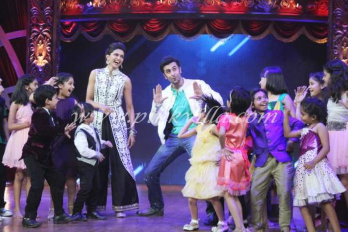 fwdwithstarsattheirfeetranbiranddeepikadazzled_00002