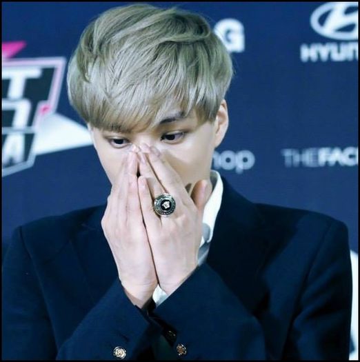(Kai) .. :) ..[merge la buc;le spune ceva la ureche lui Junsu si Ara;tuseste] - ix __ Episodul 021 __ xi