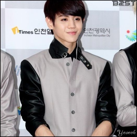 [:X] ..Mm.. pai? ..:)) ..:o3 ..[ii da buchetul; si punguta] ..:3 - ix __ Episodul 021 __ xi