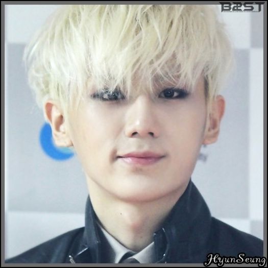 [(:] ..Mm.. bye. :) ..[se aseaza pe canapea; pune plasuta jos] .. - ix __ Episodul 021 __ xi