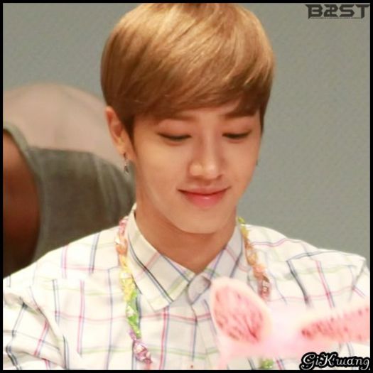 [KK] ..Exact cum spune al tau `oppa`.. ;;) ..[se uita la tel.] ..:D ..[se uita la HS] ..:o3 .Te rog.