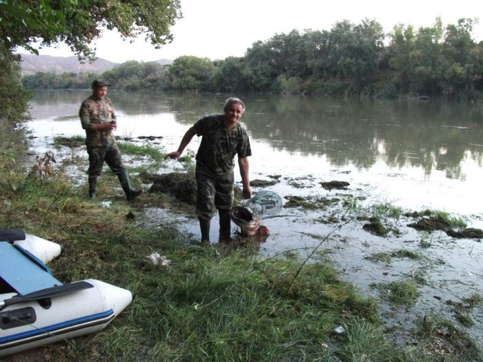 PESTE NOAPTE A IESIT EBRO DIN MATCA..... - 01- A CONTACT