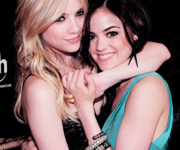 ashley-benson-lucy-hale-pretty-little-liars-separate-with-comma-Favim.com-201476