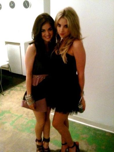 Lucy-Ashley-lucy-hale-and-ashley-benson-14841146-500-667