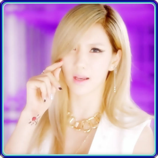 • Sigur nu te doare? [il ajuta sa se aseaza pe canapea]