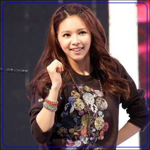 <J>. (coboara; ia buchetul de flori dat de Seob :o3 :x ; si inca alte plasute ) Oh..:))..(pleaca sus