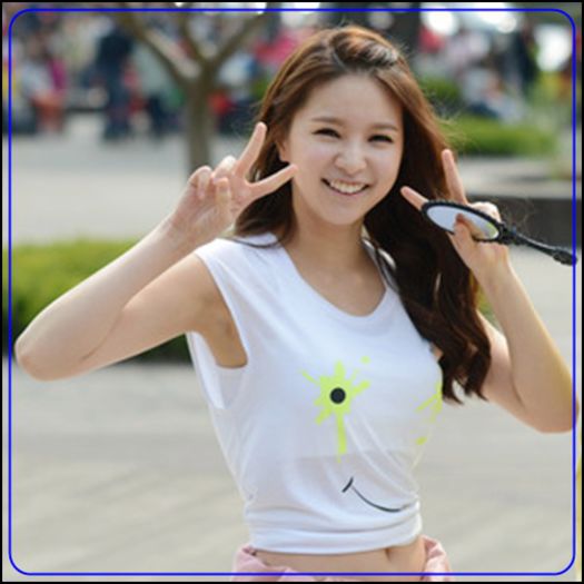 <J>. [ se intoarce; ia buchetul de flori dat de Luhan.:d) . Multumesc unnies. :)