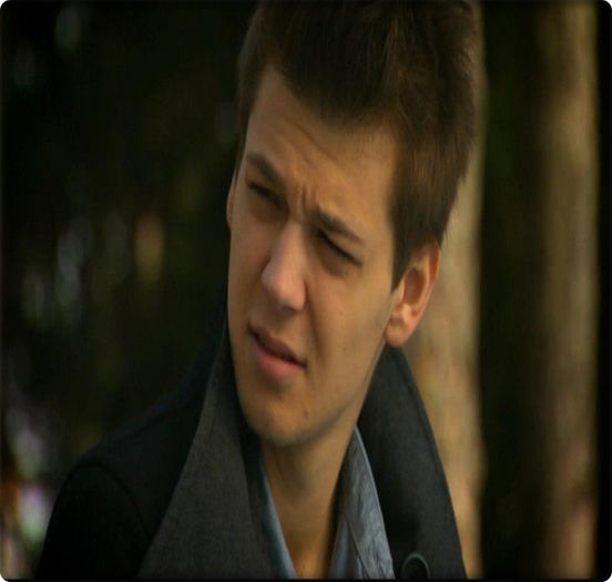Vezi mă? :P [ scoate limba la Ioana. ] #I. - parc - love is in the air __ XD