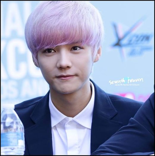 (LH) ..:| :)) ..[deschide o cutie cu petale de trandafir - roz. :">] Ma ajuti cu astea? :))