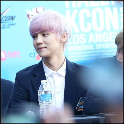 (LH) ..Ma gandeam ca daca am face o inimioara in jurul mesei..si apoi sa presaram petale pe aici? :-