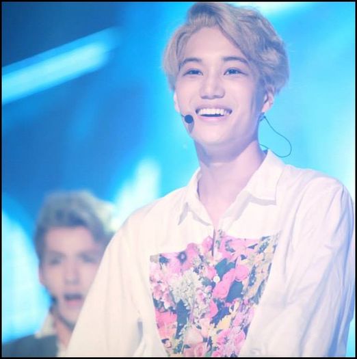 (Kai) ..[facand clatite pe acolo] SoHee te bat. :-s Taie alea. :-s :))