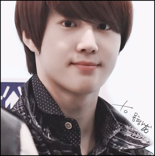 ($) ..[intra cu Henry si o cutie cu petalee,si vioara] ..Miroase bine. :-? :))