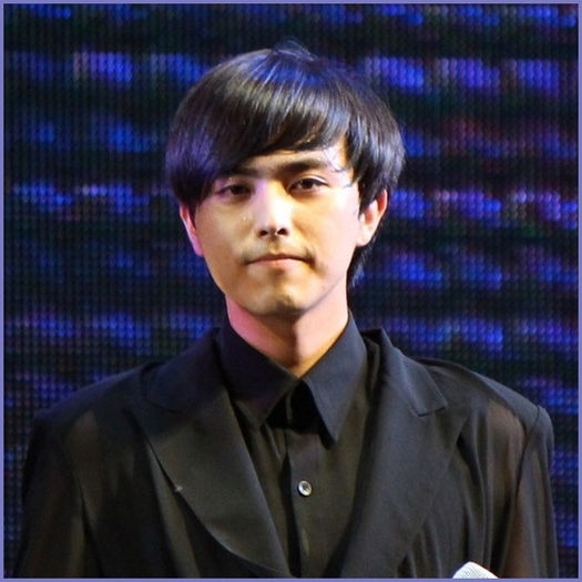 <.> Mi-e mila de el..si totusi.. :)) [ia petale|le presara pe jos]