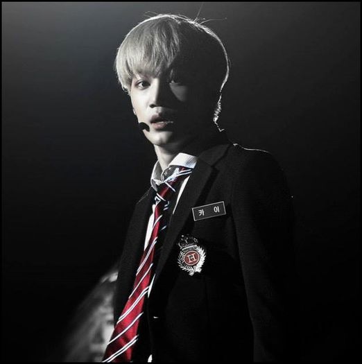 (Kai) ..[se intoarce] :-s [pleaca dupa vioara;se intoarce;o pune acolo;se lasa peste balustrada] :-s - ix __ Episodul 022 __ xi