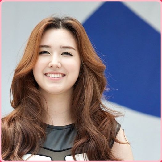<> ..:)) ..Mmm ..este vre`o aniversare.. sau ceva? ..Adica.. [arata spre petale] ..:D ..:)) - ix __ Episodul 022 __ xi